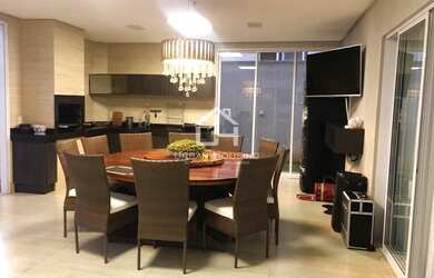 Imagem: A casa em condomínio possui 4 Dormitórios, 5 Banheiros, 3