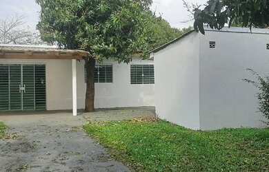 Imagem: A casa possui 2 Dormitórios, 1 Banheiro, 1 Vaga na garagem