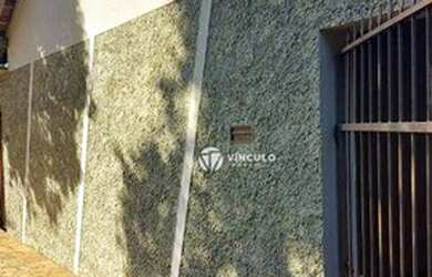 Imagem: A casa possui 3 Dormitórios, 3 Banheiros, 4 Vagas na garagem