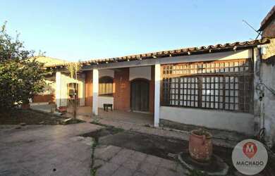 Imagem: A casa possui 4 Dormitórios, 3 Banheiros, 1 Vaga na garagem