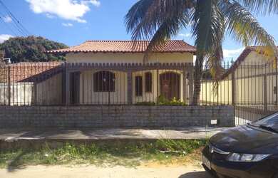 Imagem: A casa possui 4 Dormitórios, 4 Banheiros, 5 Vagas na garagem