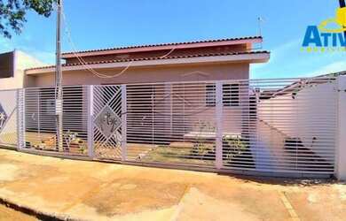 Imagem: A casa possui 2 Dormitórios, 2 Banheiros, 2 Vagas na garagem