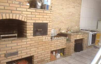 Imagem: A casa possui 3 Dormitórios, 2 Banheiros, 3 Vagas na garagem