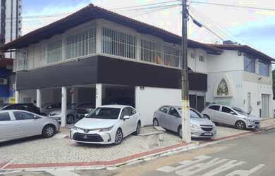 Imagem: A casa possui 4 Dormitórios, 5 Banheiros, 2 Vagas na garagem