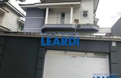 Imagem: A casa possui 4 Dormitórios, 5 Banheiros, 4 Vagas na garagem