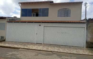 Imagem: A casa possui 2 Dormitórios, 2 Banheiros, 2 Vagas na garagem