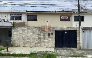 Imagem: A casa possui 4 Dormitórios, 4 Banheiros, 2 Vagas na garagem