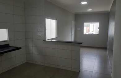 Imagem: A casa possui 3 Dormitórios, 2 Banheiros, 3 Vagas na garagem