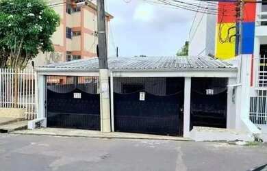 Imagem: A casa possui 3 Dormitórios, 3 Banheiros, 2 Vagas na garagem