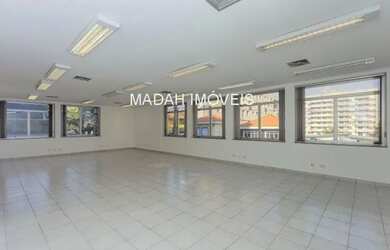 Imagem: O depósito possui 2 Vagas na garagem, 90m² de Área e está