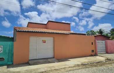 Imagem: A casa possui 3 Dormitórios, 2 Banheiros, 2 Vagas na garagem