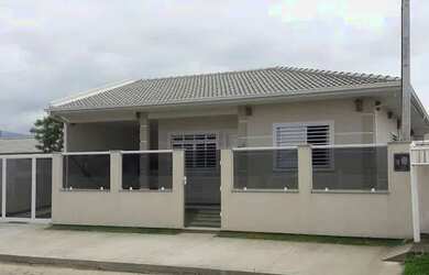 Imagem: A casa possui 3 Dormitórios, 3 Banheiros, 2 Vagas na garagem