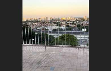 Imagem: A casa possui 4 Dormitórios, 2 Banheiros, 5 Vagas na garagem