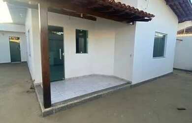 Imagem: A casa possui 3 Dormitórios, 2 Banheiros, 2 Vagas na garagem