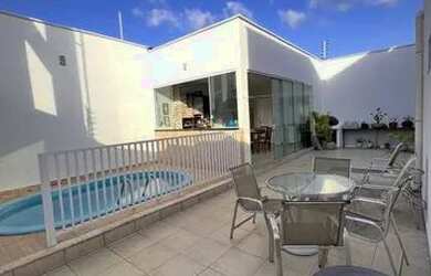 Imagem: A casa possui 4 Dormitórios, 4 Banheiros, 3 Vagas na garagem