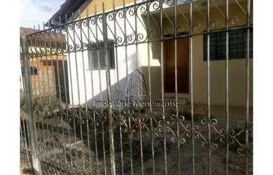 Imagem: A casa possui 2 Dormitórios, 1 Banheiro, 4 Vagas na garagem