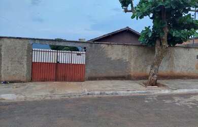 Imagem: A casa possui 2 Dormitórios, 1 Banheiro e está localizado