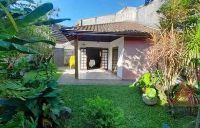 Imagem: A casa possui 4 Dormitórios, 4 Banheiros, 5 Vagas na garagem