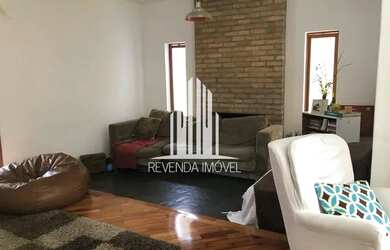 Imagem: A casa possui 3 Dormitórios, 1 Banheiro, 3 Vagas na garagem