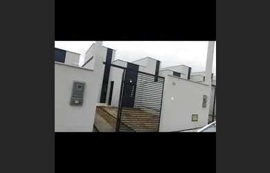 Imagem: A casa possui 2 Dormitórios, 2 Banheiros, 2 Vagas na garagem