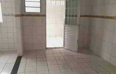 Imagem: A casa possui 3 Dormitórios, 1 Banheiro e 1 Vaga na garagem