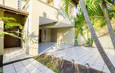 Imagem: A casa possui 4 Dormitórios, 4 Banheiros, 4 Vagas na garagem