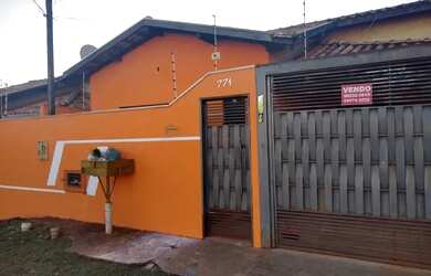 Imagem: A casa possui 2 Dormitórios, 2 Banheiros, 2 Vagas na garagem