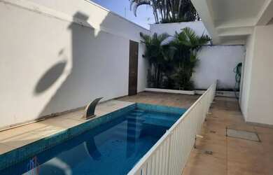 Imagem: A casa possui 3 Dormitórios, 3 Banheiros, 2 Vagas na garagem