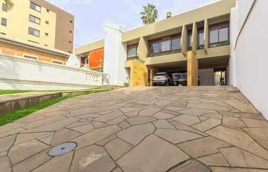 Imagem: A casa possui 5 Dormitórios, 5 Banheiros, 5 Vagas na garagem