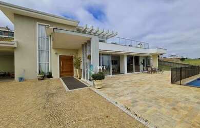 Imagem: A casa em condomínio possui 4 Dormitórios, 5 Banheiros, 338m²