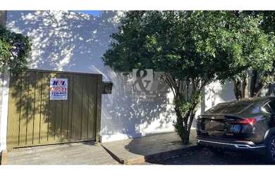 Imagem: A casa possui 2 Dormitórios, 2 Banheiros, 3 Vagas na garagem