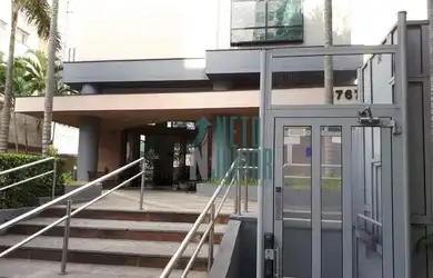 Imagem: O depósito possui 2 Vagas na garagem e 114m² de Área e está