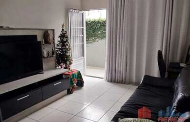 Imagem: A casa possui 3 Dormitórios, 2 Banheiros, 2 Vagas na garagem