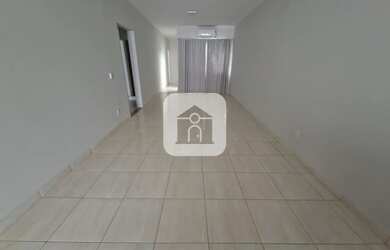 Imagem: A casa possui 4 Dormitórios, 2 Banheiros, 3 Vagas na garagem