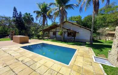 Imagem: A casa possui 2 Dormitórios, 4 Banheiros, 5 Vagas na garagem