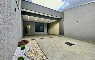 Imagem: A casa possui 3 Dormitórios, 2 Banheiros, 2 Vagas na garagem