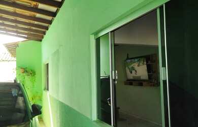 Imagem: A casa possui 2 Dormitórios, 2 Banheiros, 2 Vagas na garagem