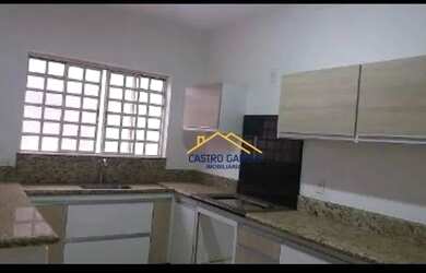 Imagem: A casa possui 2 Dormitórios, 2 Banheiros, 2 Vagas na garagem