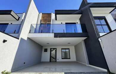 Imagem: A casa possui 3 Dormitórios, 3 Banheiros, 2 Vagas na garagem