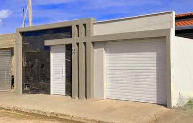 Imagem: A casa possui 3 Dormitórios, 2 Banheiros, 2 Vagas na garagem