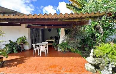 Imagem: A casa possui 3 Dormitórios, 2 Banheiros, 2 Vagas na garagem