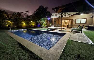 Imagem: A casa possui 5 Dormitórios, 5 Banheiros, 4 Vagas na garagem