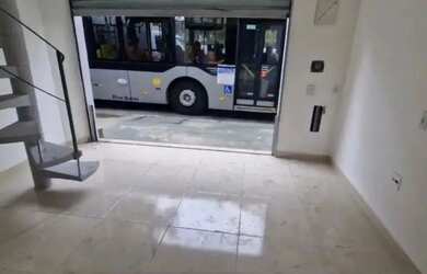 Imagem: O depósito possui 50-0m² de Área e está localizado em Santo