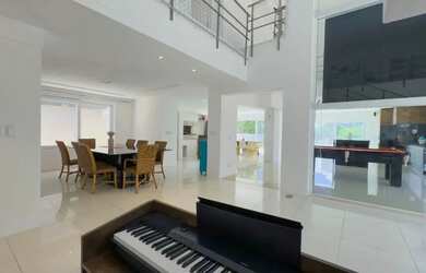 Imagem: A casa em condomínio à venda possui 5 Dormitórios, 5 Banheiros