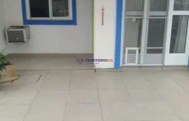 Imagem: A casa possui 2 Dormitórios, 1 Banheiro, 2 Vagas na garagem