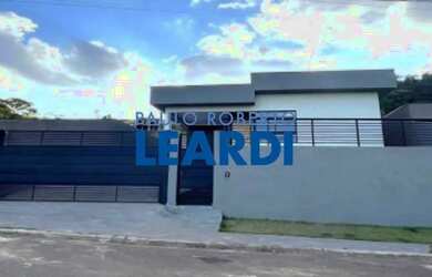 Imagem: A casa possui 3 Dormitórios, 4 Banheiros, 1 Vaga na garagem