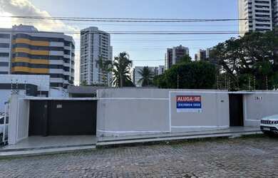 Imagem: A casa possui 3 Dormitórios, 3 Banheiros, 5 Vagas na garagem