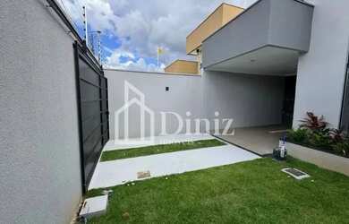 Imagem: A casa possui 3 Dormitórios, 2 Banheiros, 2 Vagas na garagem