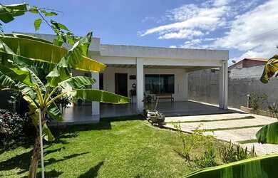 Imagem: A casa possui 3 Dormitórios, 4 Banheiros, 4 Vagas na garagem