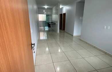 Imagem: A casa possui 3 Dormitórios, 2 Banheiros e 1 Vaga na garagem